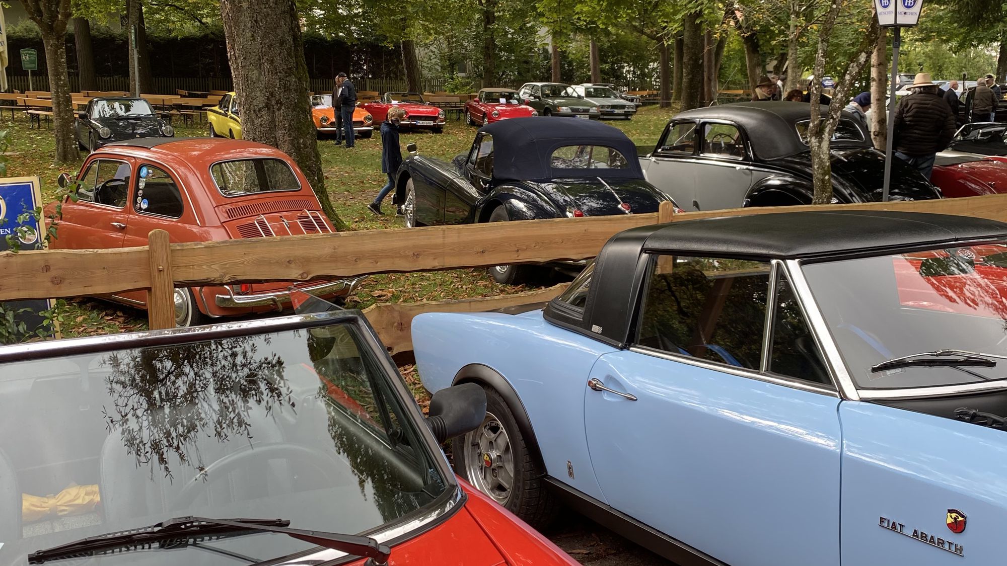 Oldtimertreffen, Waldgasthof Buchenhain - Parkplatz unter den Bäumen