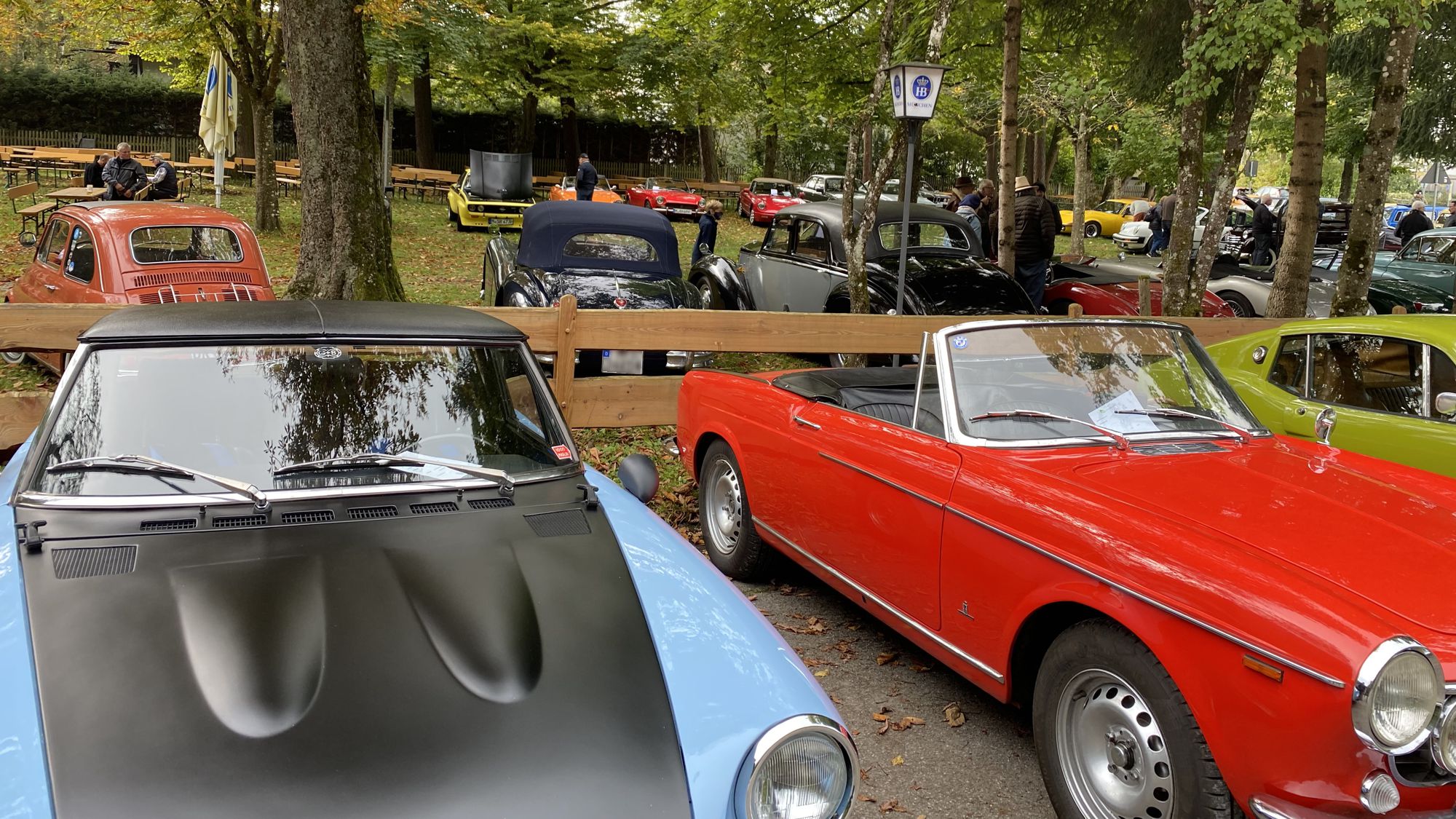 Oldtimertreffen, Waldgasthof Buchenhain - Parkplatz unter den Bäumen