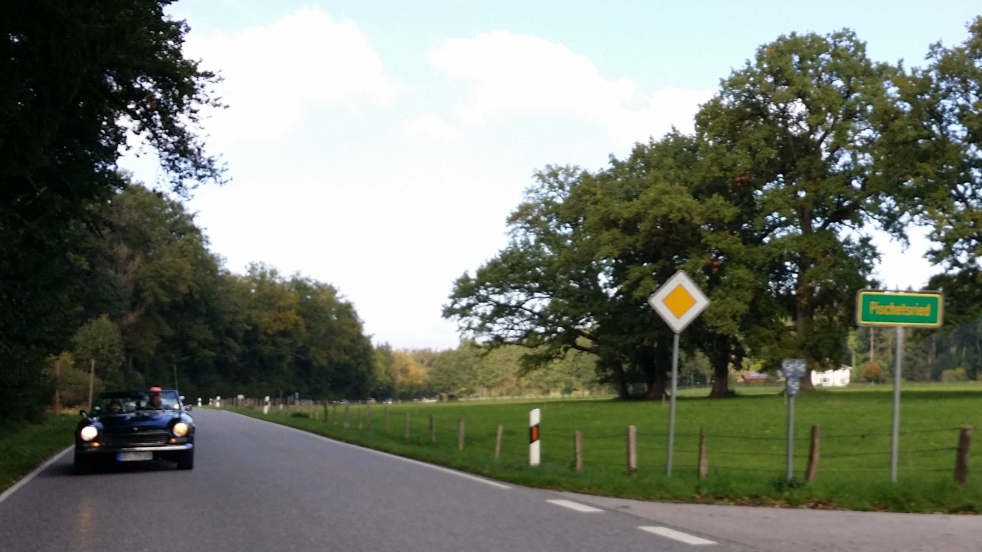 Ausfahrt - Eigentlich ein Foto für BMW- und VW-Fahrer (Tipp: Ortsschild)