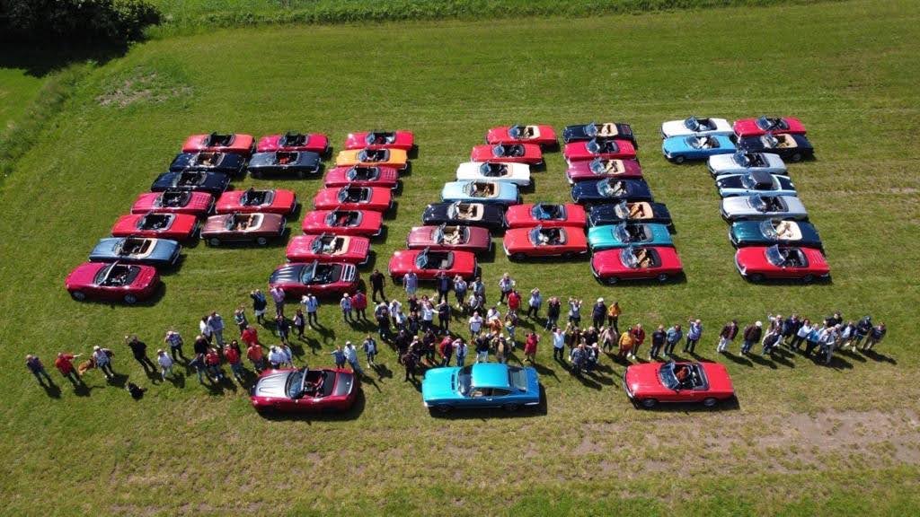 Taching am See - FIAT-Schriftzug mit Spider gebildet